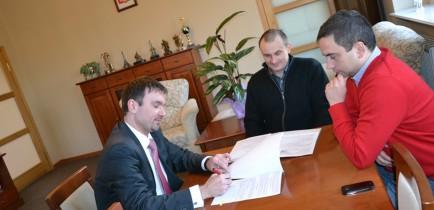 Podpisano umowę na budowę chodnika w Ocieszynie