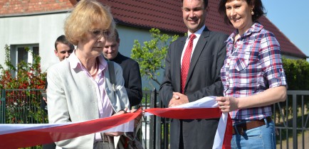 W Bąblinku spacerują nowym chodnikiem