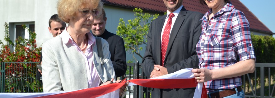 W Bąblinku spacerują nowym chodnikiem