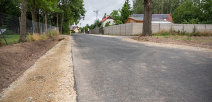 Udana metamorfoza drogi w Maniewie cieszy mieszkańców i radnych