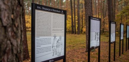 30 października – Społeczność Zespołu Szkolno-Przedszkolnego w Rożnowie pamięci pomordowanym w Lasach Rożnowskich