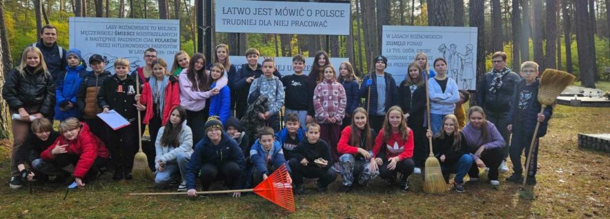 Uczniowie Zespołu Szkolno-Przedszkolnego w Rożnowie pamięci pomordowanym w Lasach Rożnowskich