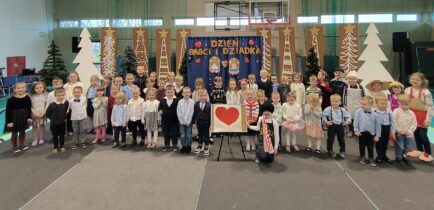 Portret Babci i Dziadka odmalowany przez dzieci  z Zespołu Szkolno-Przedszkolnego w Maniewie